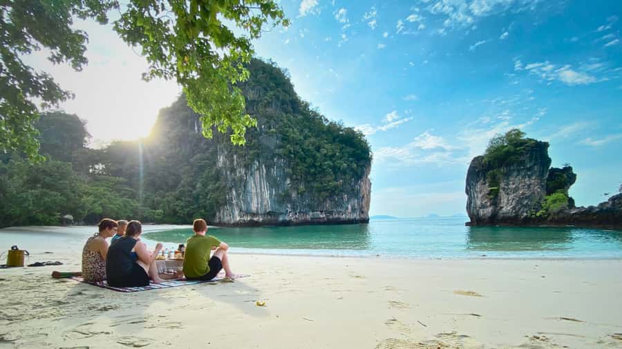 Krabi: Private Luxury Boat to Hong Islands Sunrise & Picnic - Guide service and the human side of the trip