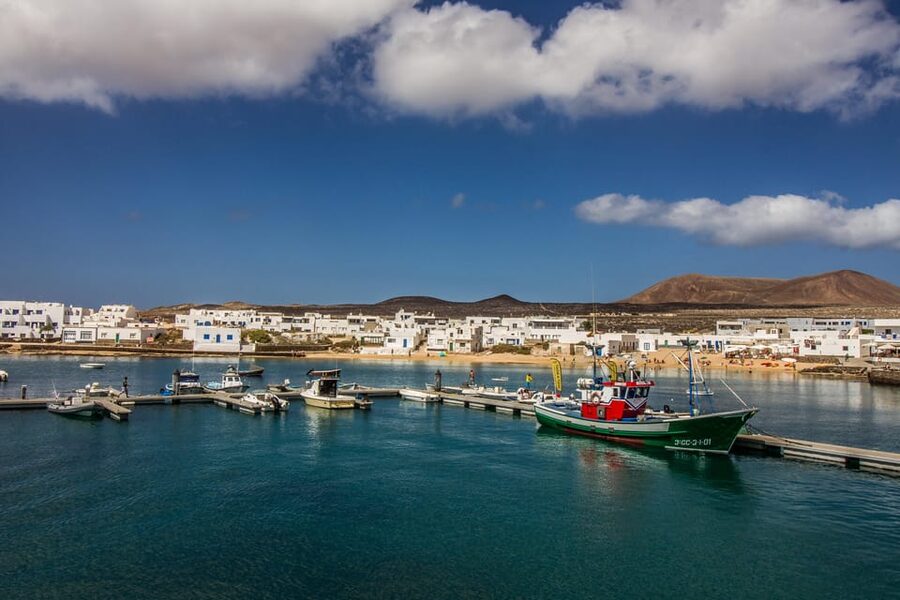 La Graciosa: Island Cruise with Lunch for Cruise Passengers - Boarding the catamaran at French Beach