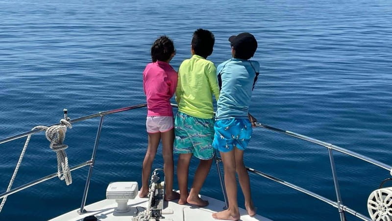 La Paz: Espiritu Santo Island and Balandra Bay Day Cruise - The yacht and equipment shape the experience