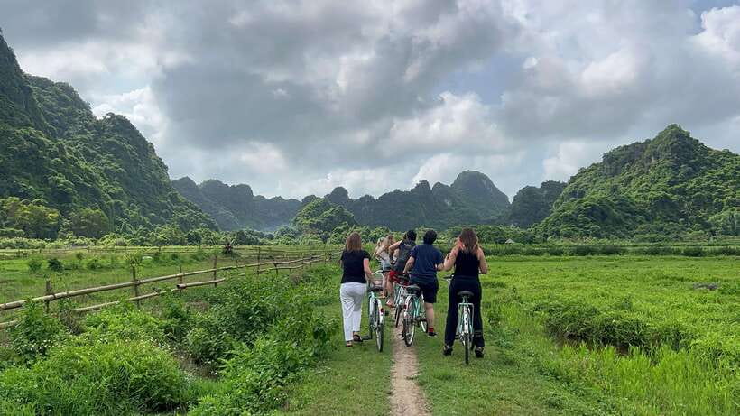 Lan Ha Bay Cat Ba Island Sightseeing Cruise 2 Days Tour - Lunch among the karsts
