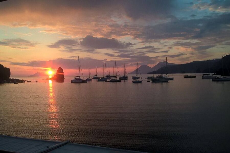 Lipari: Boat Tour of Vulcano Island with Disembarkation Stop - The crater option: rewarding but time-sensitive