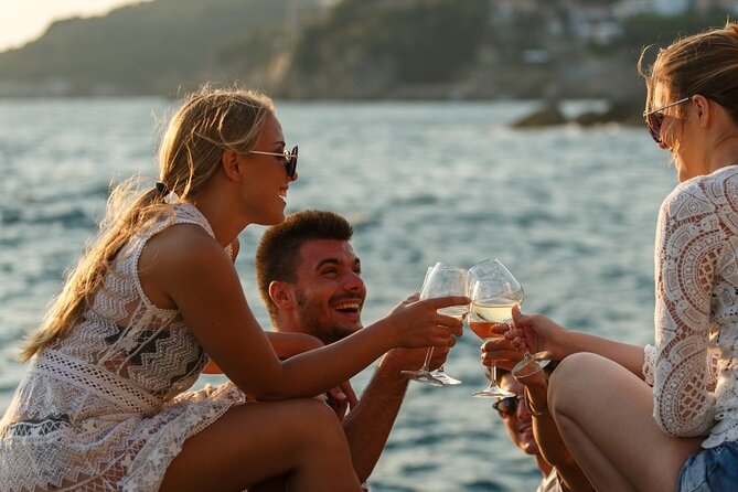 Luxury Catamaran Cruise, Dia Island –Open Bar & Lunch -Top Rated! - Is $145.18 a fair price?