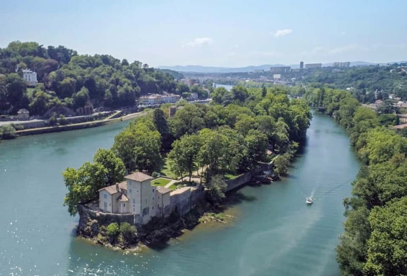 Lyon: from Confluence to Barbe Island by free license boat - Learning to handle the electric boat