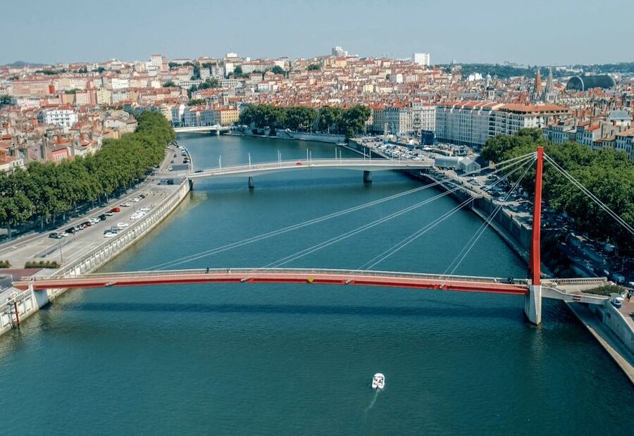 Lyon: from Confluence to Barbe Island by free license boat - Why the private format affects the value