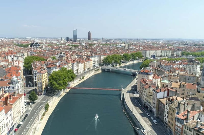 Lyon: from Confluence to Barbe Island by free license boat - Heading north through Old Lyon