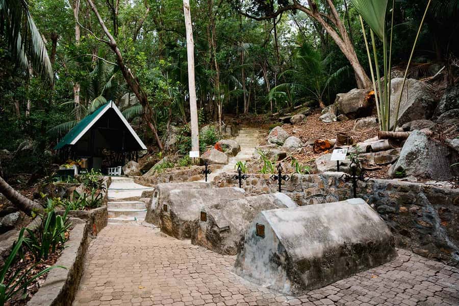Mahé: Saint-Anne Marine Park and Moyenne Island Cruise - Who should book this Mahé day trip?