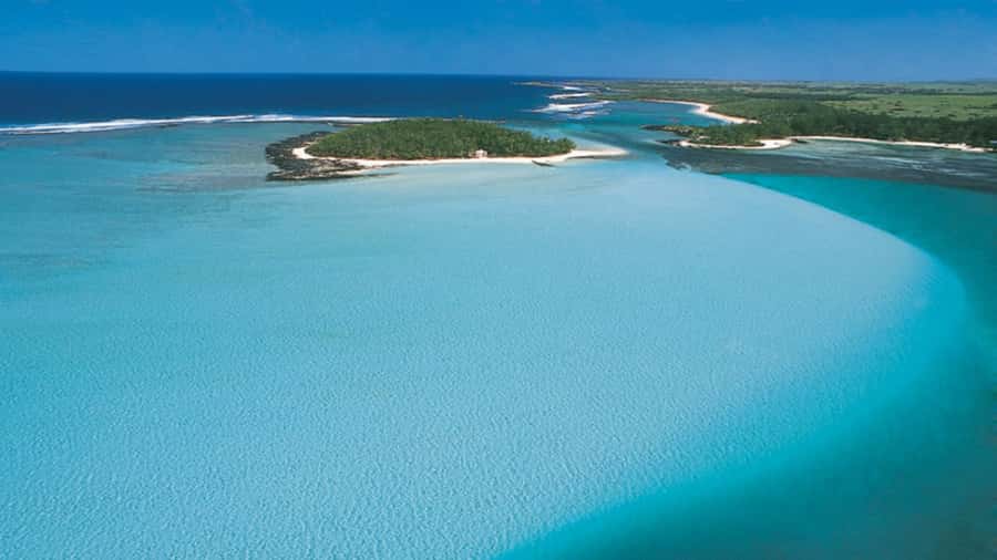 Mahebourg: L'île des Deux Cocos Island Boat Tour with Lunch - The villa and the islands polished welcome