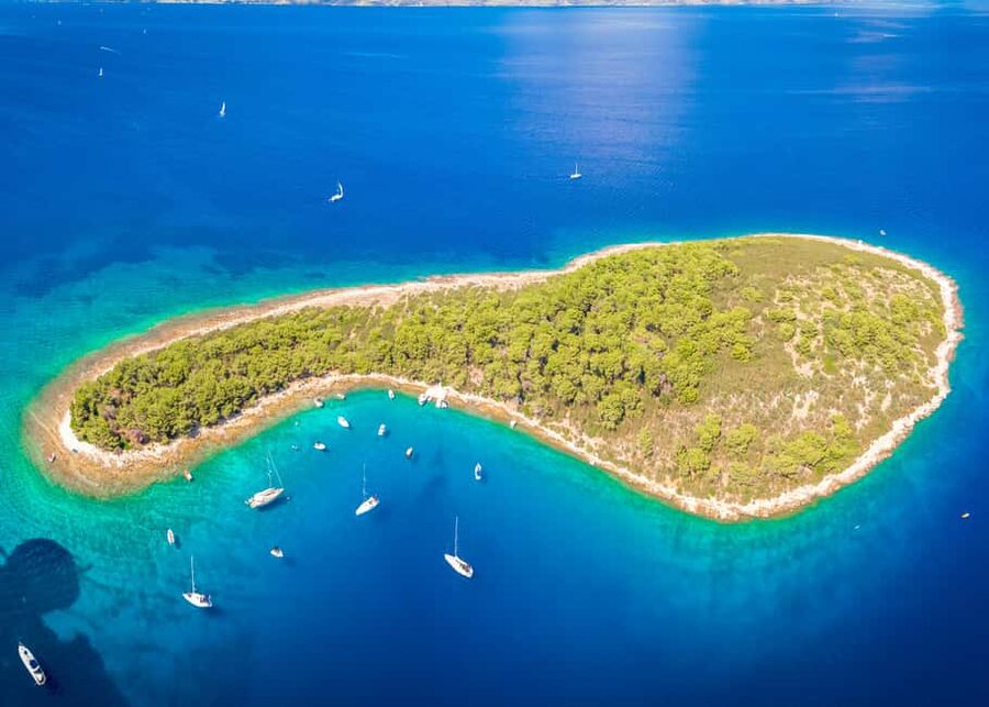 Makarska: 3 island, Cave, Cliffs, Jelsa, Lagoon, Golden Horn - A short walk through Jelsa