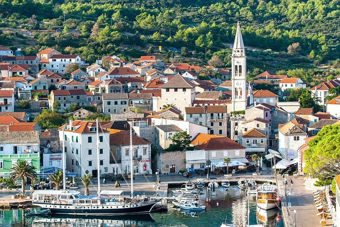 Makarska: 3-Island Speedboat Tour with Cave and Blue Lagoon - A fast start from Makarska marina