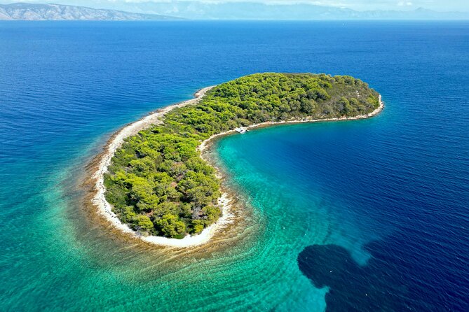 Makarska: 3-Island Speedboat Tour with Cave and Blue Lagoon - Mala Stiniva combines swimming with cliff jumping