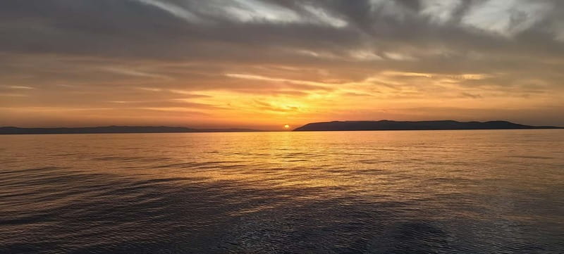 Makarska: Speedboat Sunset Tour to hidden bay on island Brač - Swimming, snorkeling, and beach swings
