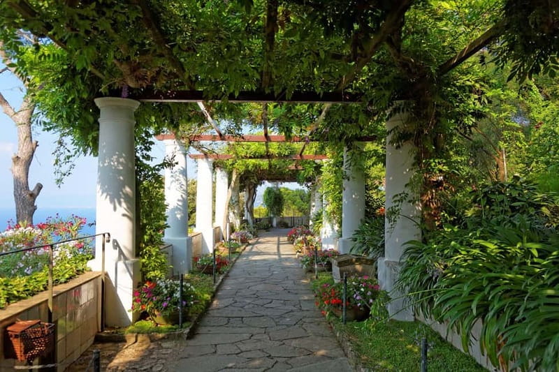 Marina Grande: Guided Capri Island Hop-On Hop-Off Bus Tour - The guide and the limits of the commentary