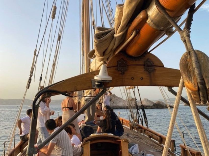 Marseille: Sunset Cruise Cocktail-Dinner in Frioul Islands - Why this 3.5-hour cruise feels different