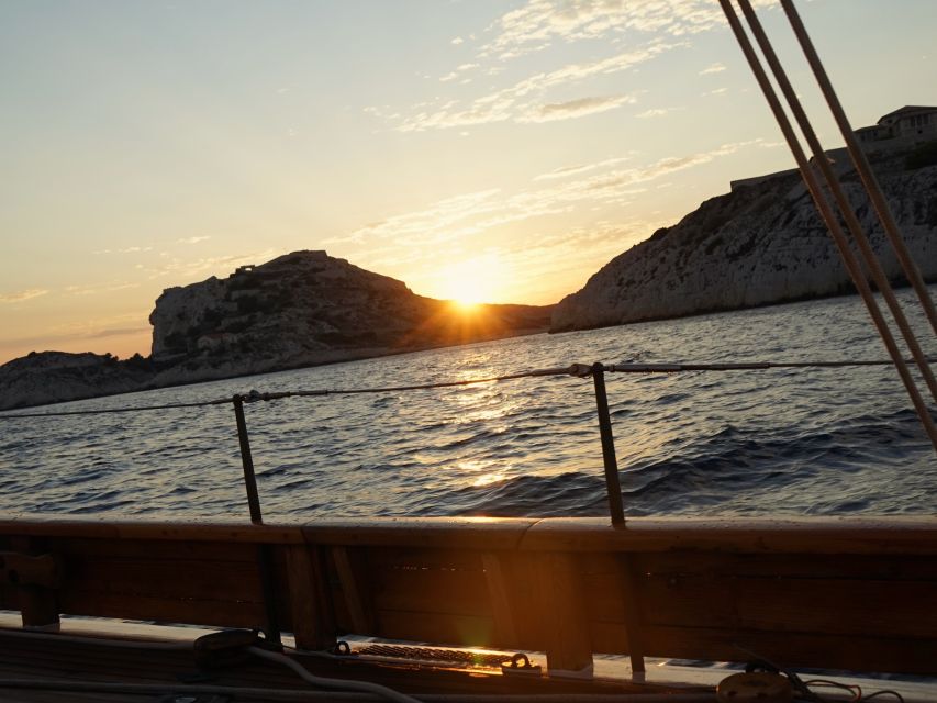 Marseille: Sunset Cruise Cocktail-Dinner in Frioul Islands - Swimming and snorkeling in a sheltered cove