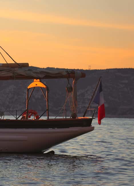 Marseille: Sunset Cruise Cocktail-Dinner in Frioul Islands - Leaving the Old Port beside Marseille City Hall