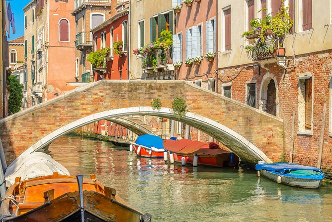 Murano & Burano Islands Guided Small-Group Tour by Private Boat - What the guides add to the day