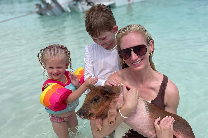 Nassau: 3 islands Pigs,Turtles,Snorkel & Beach Club with lunch - Athol Island and the swimming pigs