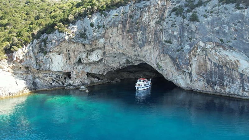 Nydri: Island Hopping Boat Cruise with Beach BBQ Lunch - Papanikolis Cave: the morning swim