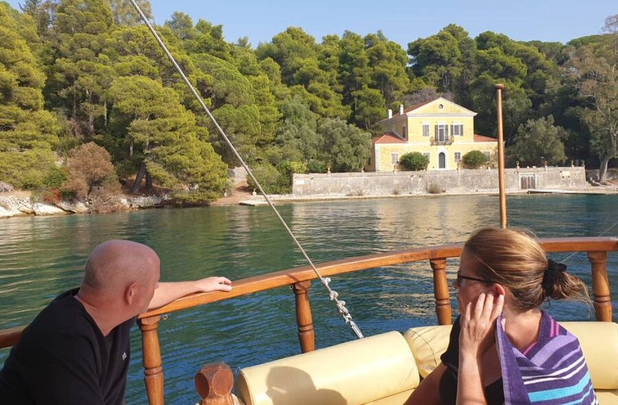 Nydri: Island-hopping Boat Cruise with Lunch and Drinks - Swimming in Lefkada’s sheltered bays
