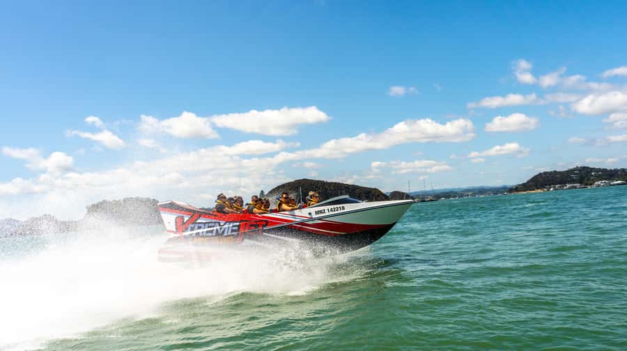 Paihia: Bay of Islands 30-minute Adventure Jet Boat Trip - Seeing Russell and the bay from the water