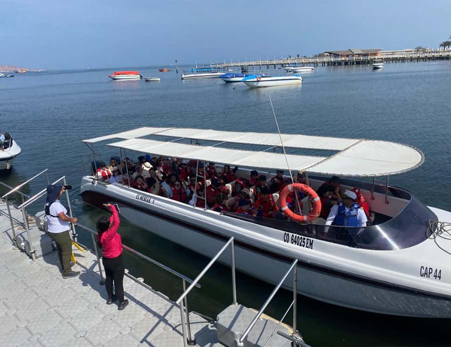 Paracas: Ballestas Islands Morning Boat Tour - Cruising toward the Ballestas Islands