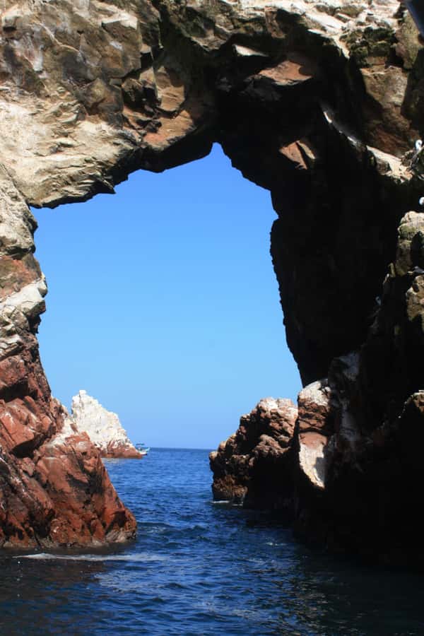 Paracas: speedboat BALLESTAS ISLANDS TOUR - Seeing El Candelabro from the water