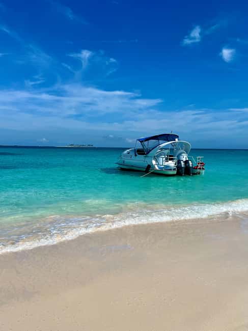 Paradise Island: Glass-Bottom Boat Tour with Live Commentary - Reaching Athol Island and looking below the waves