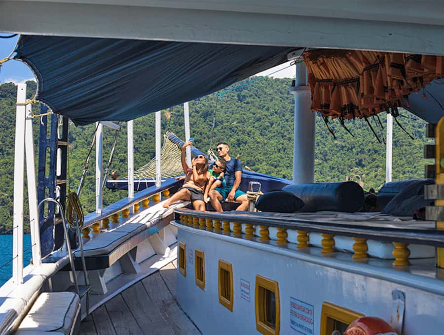Paraty Bay: Islands & Beaches Boat Tour with Snorkeling - What the beach stops are like