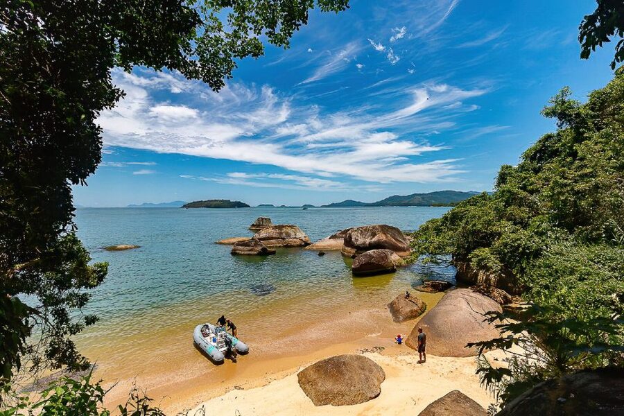 Paraty Bay: Islands & Beaches Boat Tour with Snorkeling - Lunch, drinks, and the onboard routine