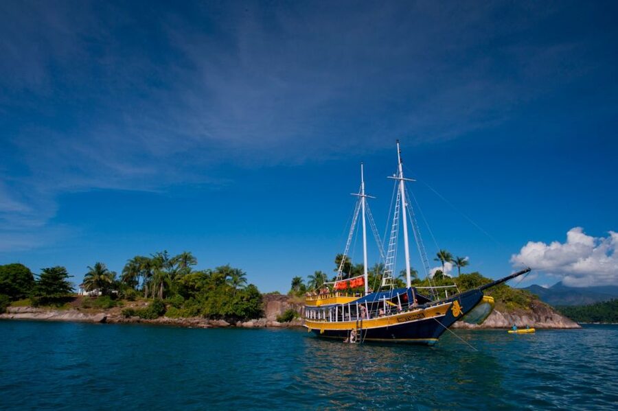 Paraty Bay: Islands & Beaches Boat Tour with Snorkeling - Equipment for swimming and play