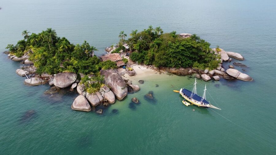 Paraty Bay: Islands & Beaches Boat Tour with Snorkeling - Comfort, space, and the mood onboard