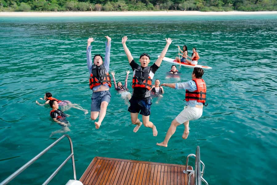 Pattaya: 3 Islands Catamaran Tour with Buffet Lunch - Koh Phai gives you the longest island stop