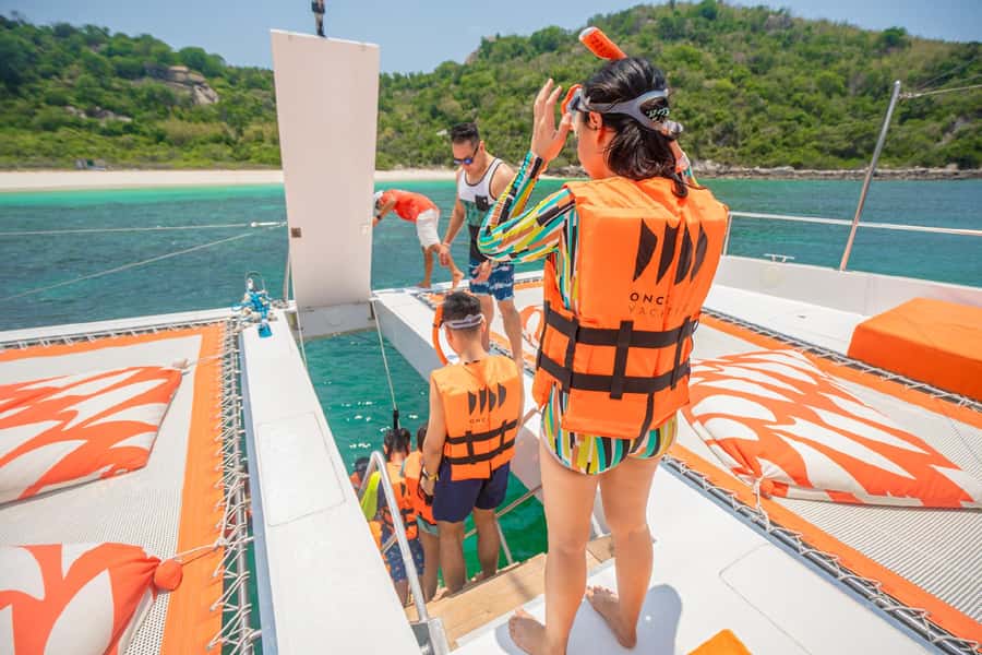 Pattaya: 3 Islands Hopping Day Tour on Catamaran with party - From snorkeling to the pool party