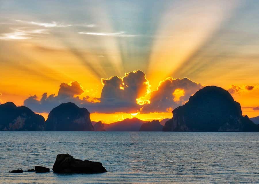 Phi Phi & 4 Islands Sunset tour + Bioluminescent Planktons - A full day of Krabi’s best-known islands