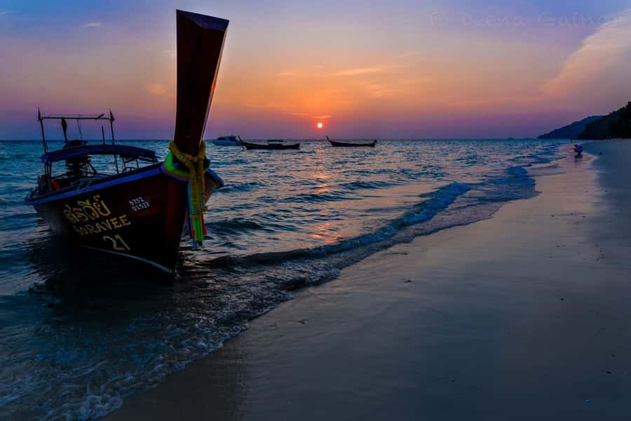 Phi Phi & 4 Islands Sunset tour + Bioluminescent Planktons - Guides who make a crowded day work