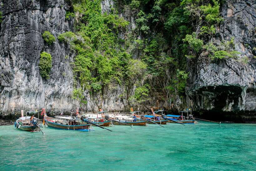 Phi Phi: 7 Islands longtail boat with Sunset and Plankton - Nui Bay and the camel rock