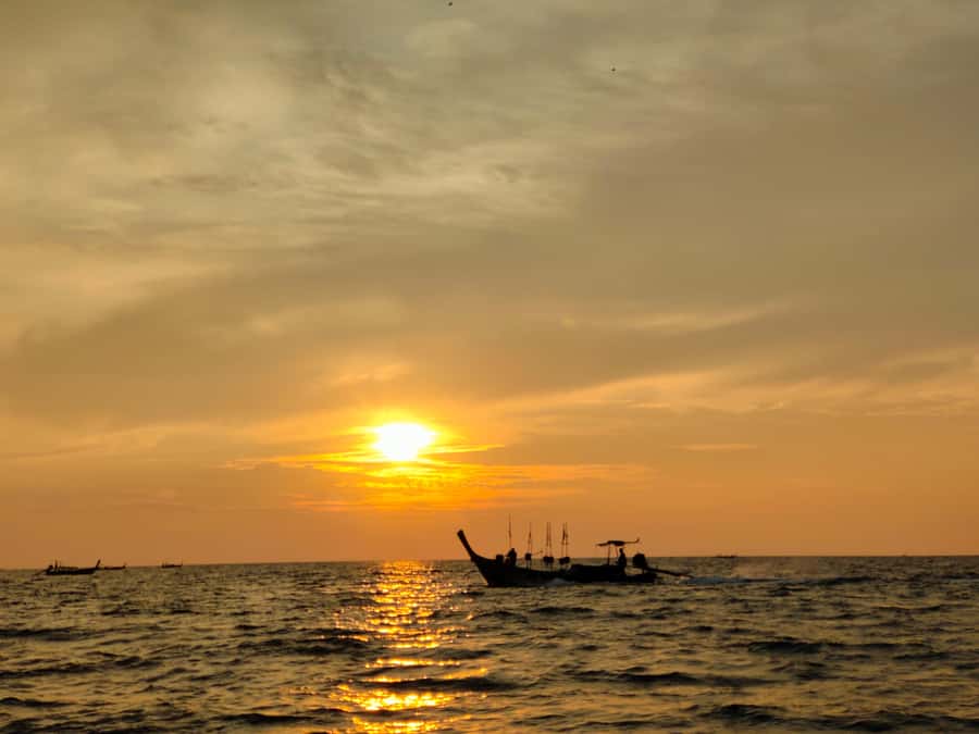 Phi Phi Islands: Private Longtail Boat 6-hour Trip - Water, waves, and comfort on a longtail boat