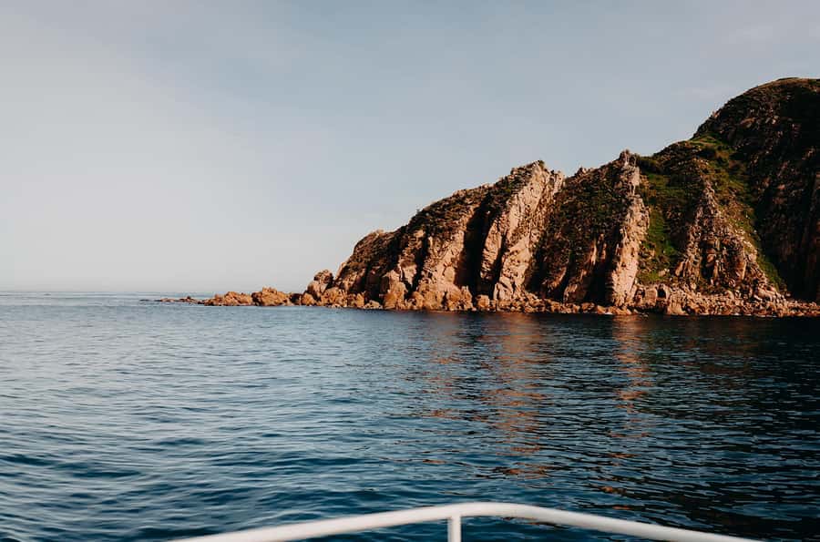 Phillip Island: 1-Hour Cape Woolamai Scenic Cruise - Commentary, crew, and the onboard feel