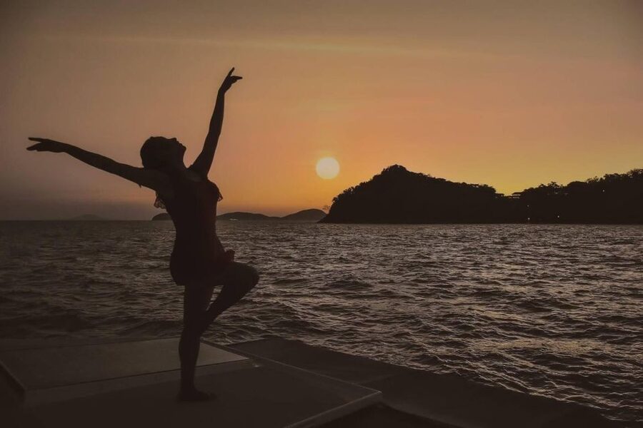 Phuket: Coral Island & Sunset Dinner by Sailing Catamaran - The floating walkway can be the hardest part