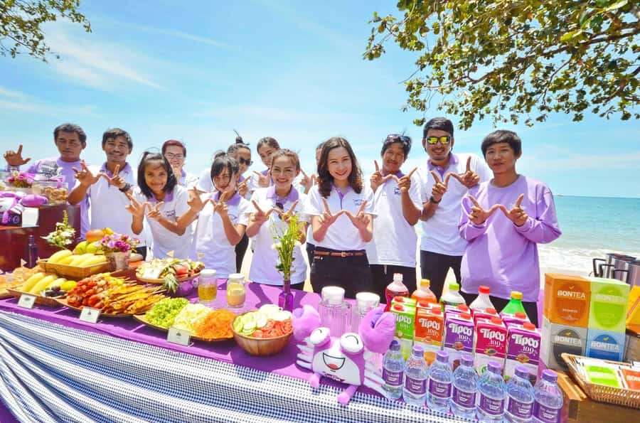 Phuket/Khao Lak: Speedboat Snorkel Tour to Similan Islands - The walk to Sailing Rock