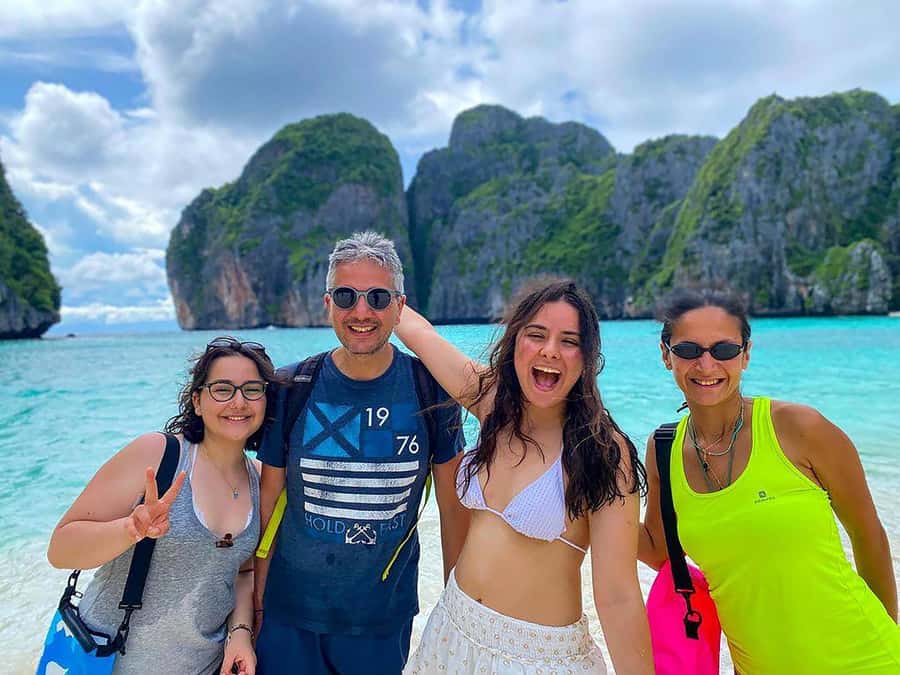Phuket: Phi Phi & Bamboo Islands Snorkeling by Speedboat - How the guides and crew affect the day
