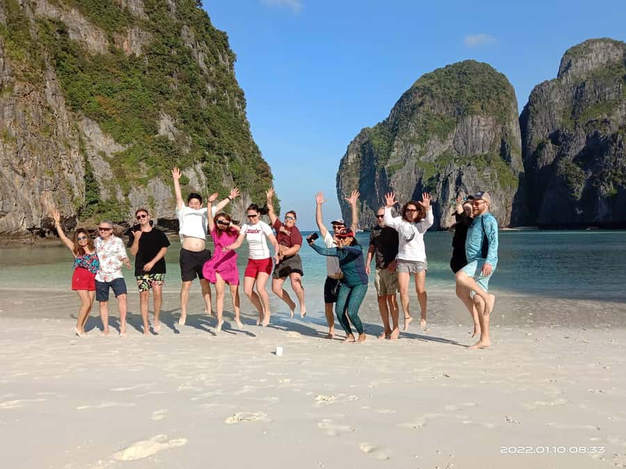 Phuket: Phi Phi Island Sunrise Group Speedboat Tour - Pileh Lagoon and the first swim