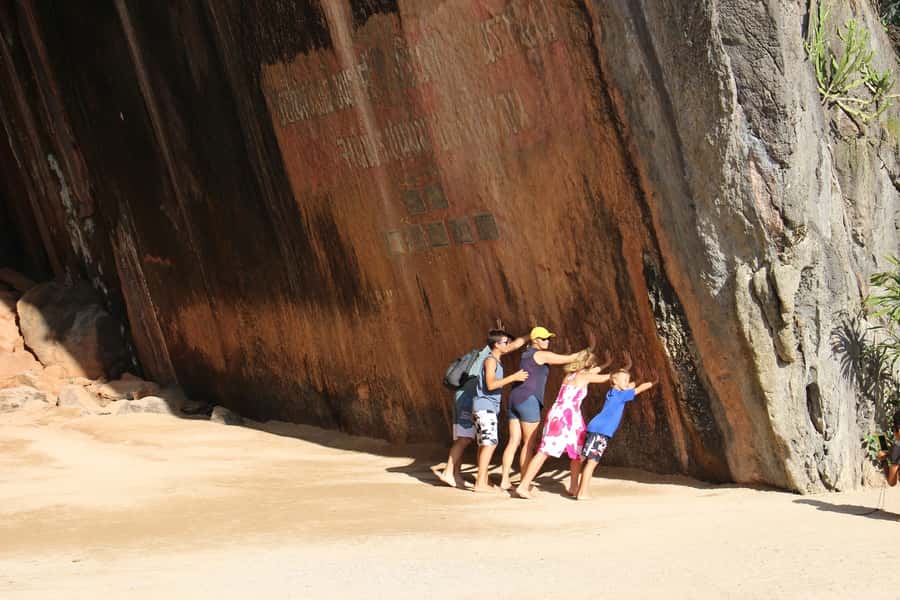 Phuket: Phi Phi & James Bond Island Combo Day Tour w/Lunch - Guide quality and the feel of the day