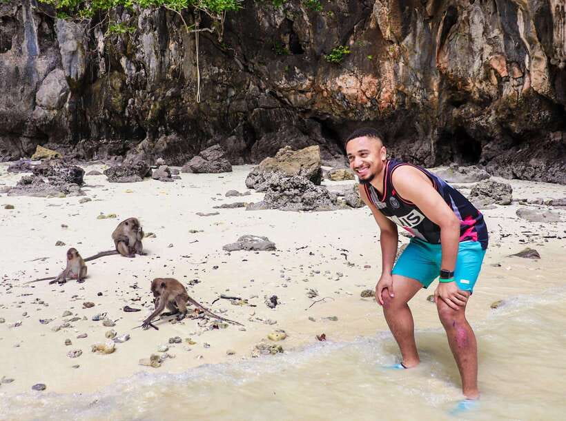 Phuket: PhiPhi, Maya Bay & Khai Island Day Tour with Lunch - Phi Phi Don: lunch and a useful break
