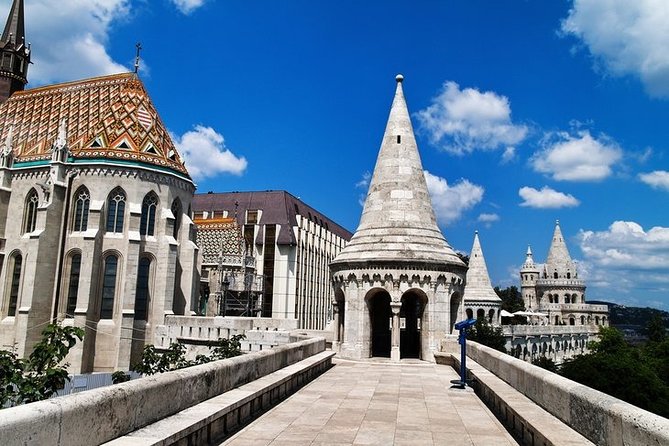 Private Buda Castle walking tour & Danube river cruise with Margaret Island stop - Matthias Fountain and Sándor Palace