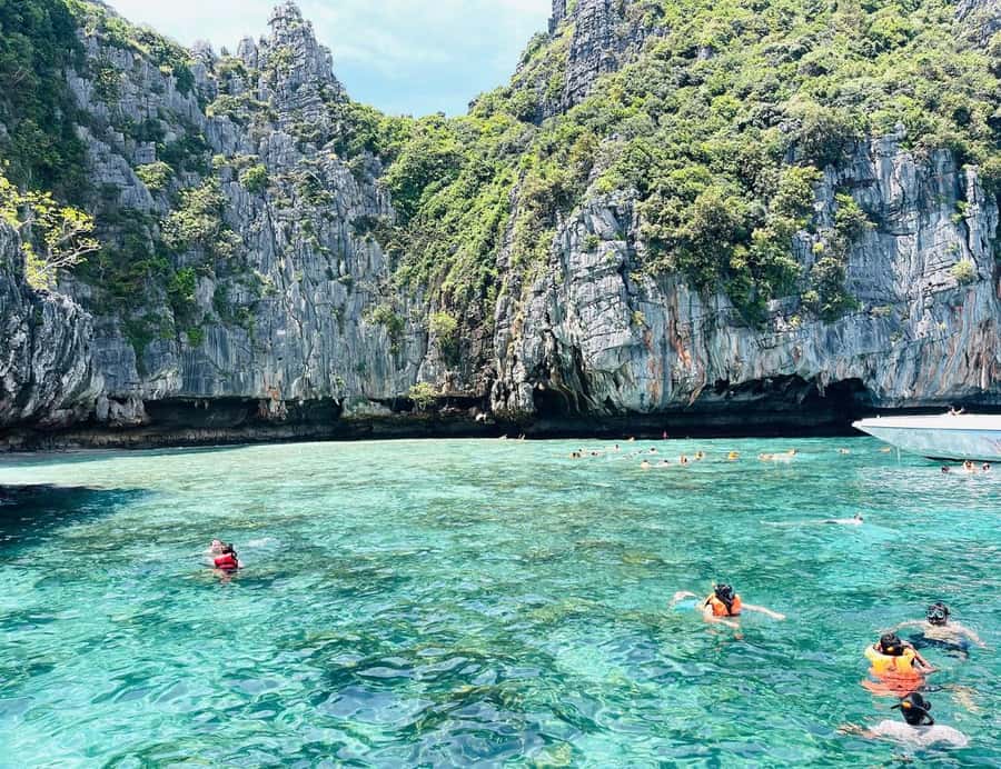 Private Luxury Speed boat to Phi Phi Islands - The boat ride and onboard crew