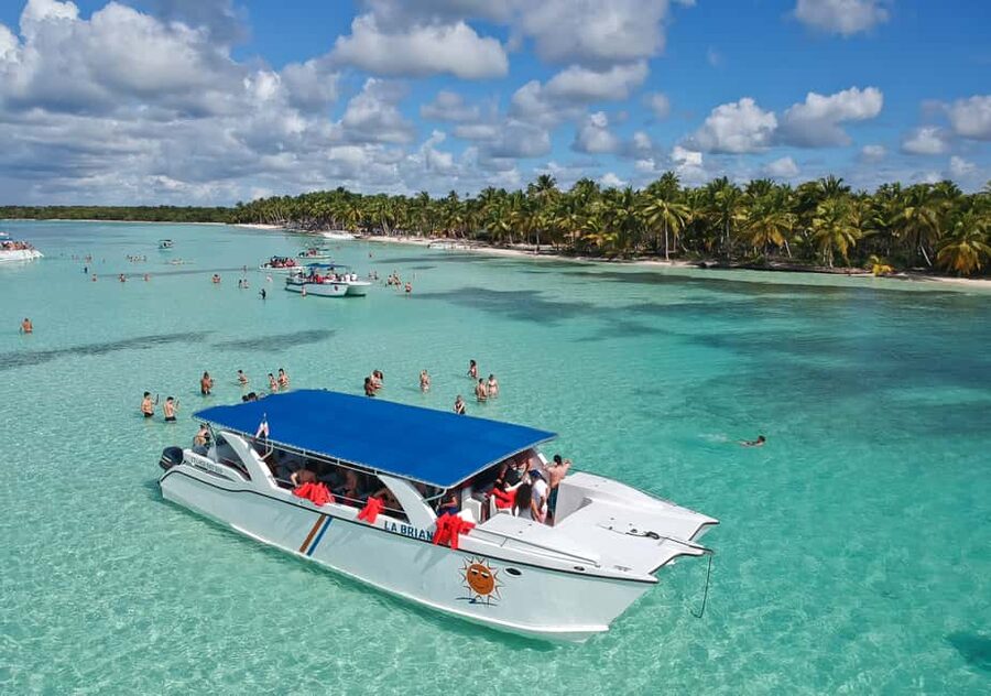Punta Cana: Saona Island Full-Day All-Inclusive Boat Tour - A Dominican buffet with local drinks