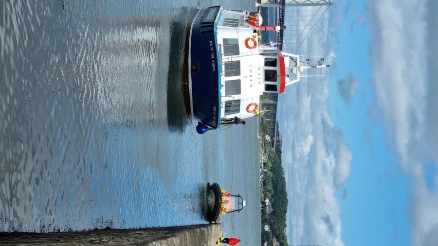 Queensferry: Sightseeing Cruise to Inchcolm Island - Fortifications, paths, and quiet beaches