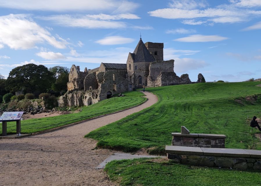 Queensferry: Sightseeing Cruise to Inchcolm Island - Returning beneath the bridges