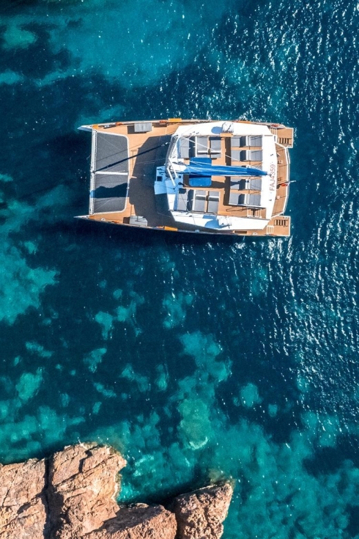 Saint-Raphaël: Golden Island Afternoon Cruise with Drinks - How crowded is the catamaran?